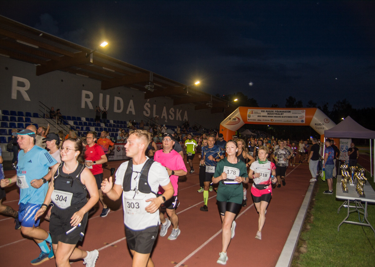 Za nami kolejna odsłona Rudzkiego Półmaratonu Industrialnego, setki uczestników pobiegło nocną porą przez nasze miasto. Byliśmy i my, mamy zdjęcia!
