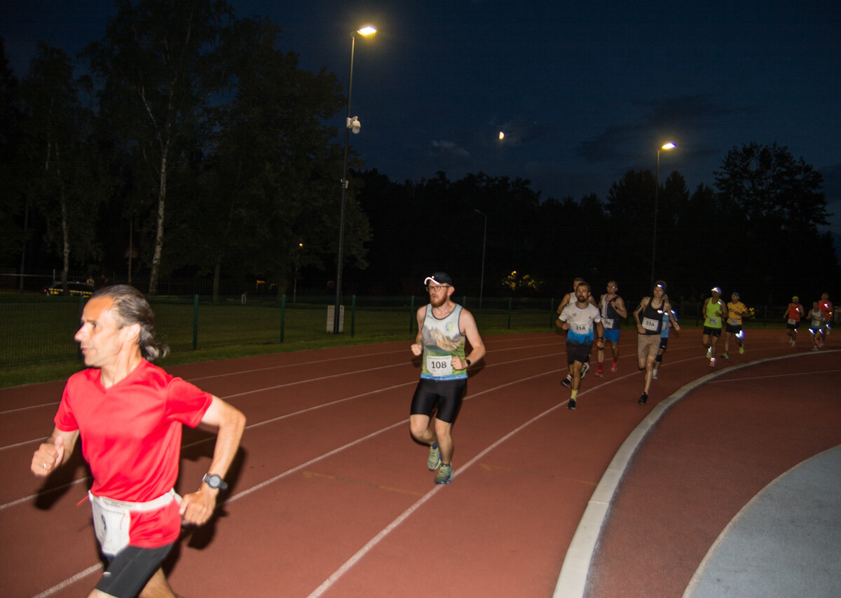 Za nami kolejna odsłona Rudzkiego Półmaratonu Industrialnego, setki uczestników pobiegło nocną porą przez nasze miasto. Byliśmy i my, mamy zdjęcia!
