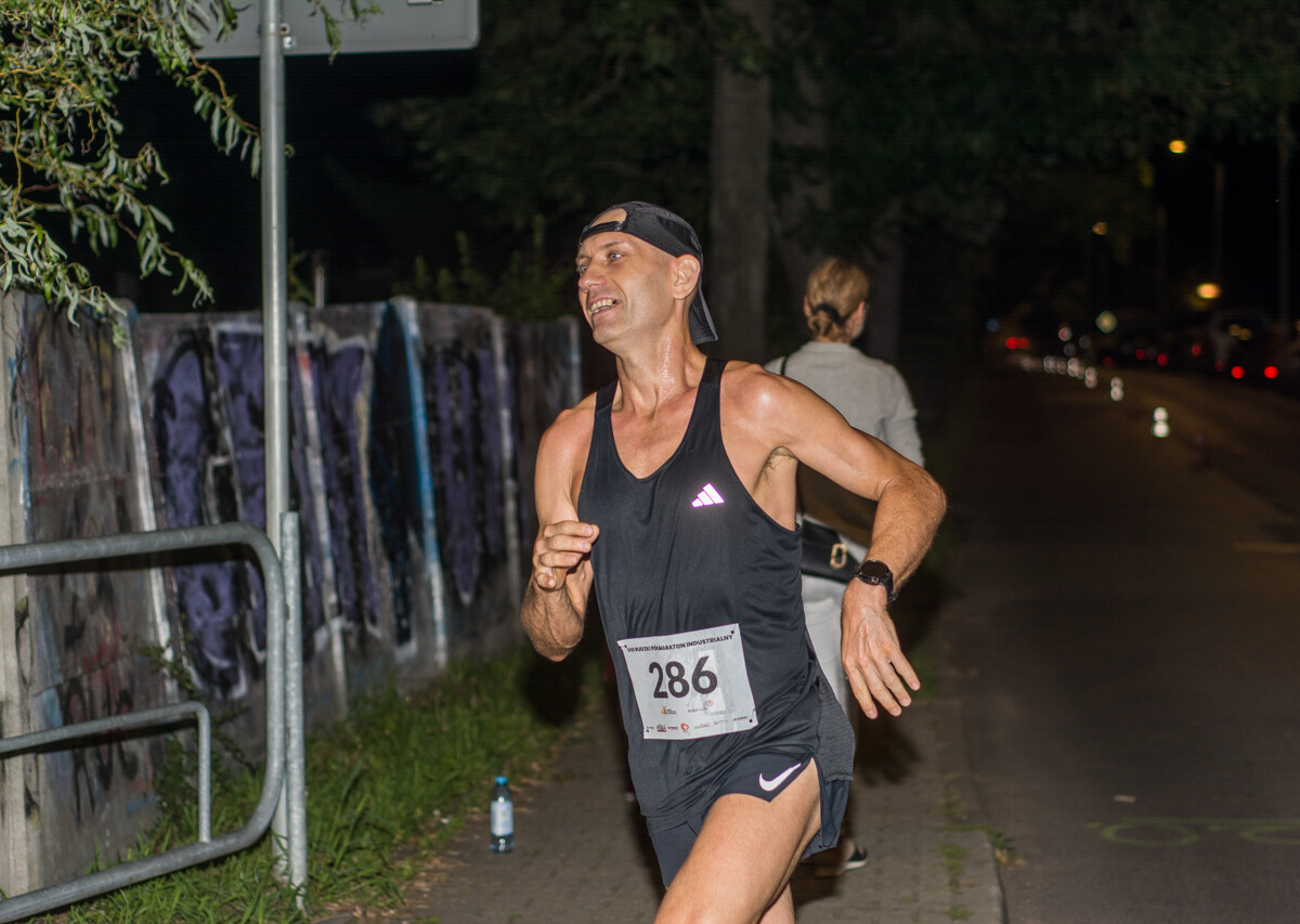 Za nami kolejna odsłona Rudzkiego Półmaratonu Industrialnego, setki uczestników pobiegło nocną porą przez nasze miasto. Byliśmy i my, mamy zdjęcia!