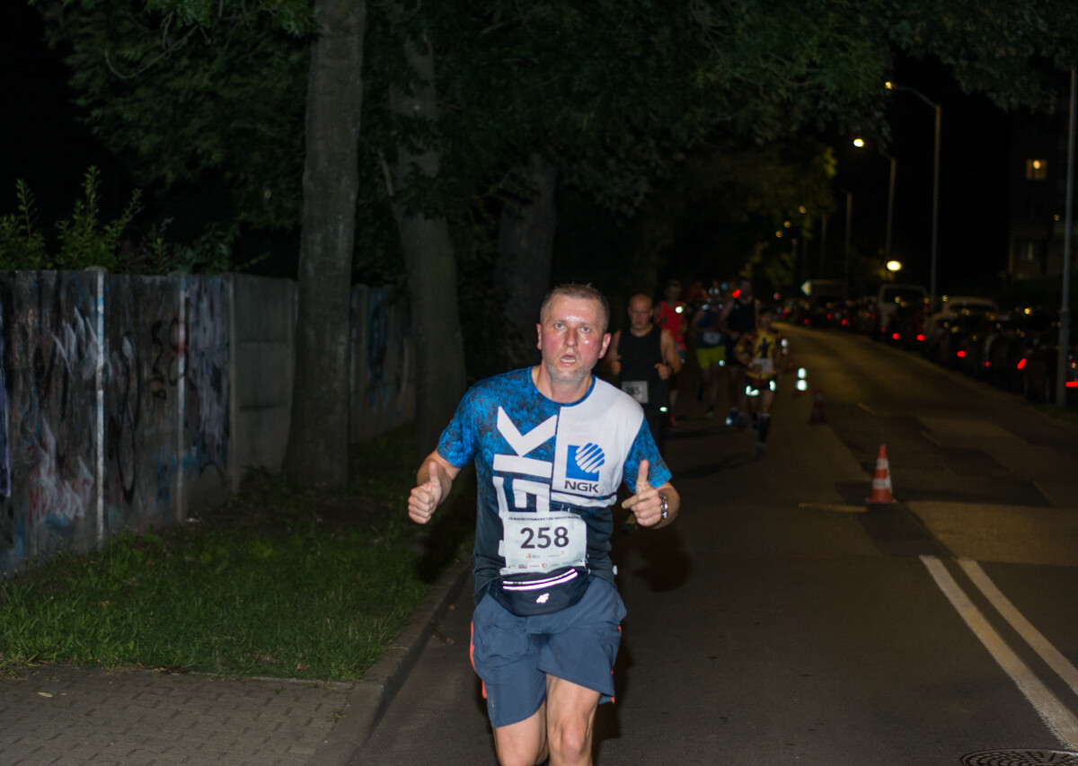 Za nami kolejna odsłona Rudzkiego Półmaratonu Industrialnego, setki uczestników pobiegło nocną porą przez nasze miasto. Byliśmy i my, mamy zdjęcia!