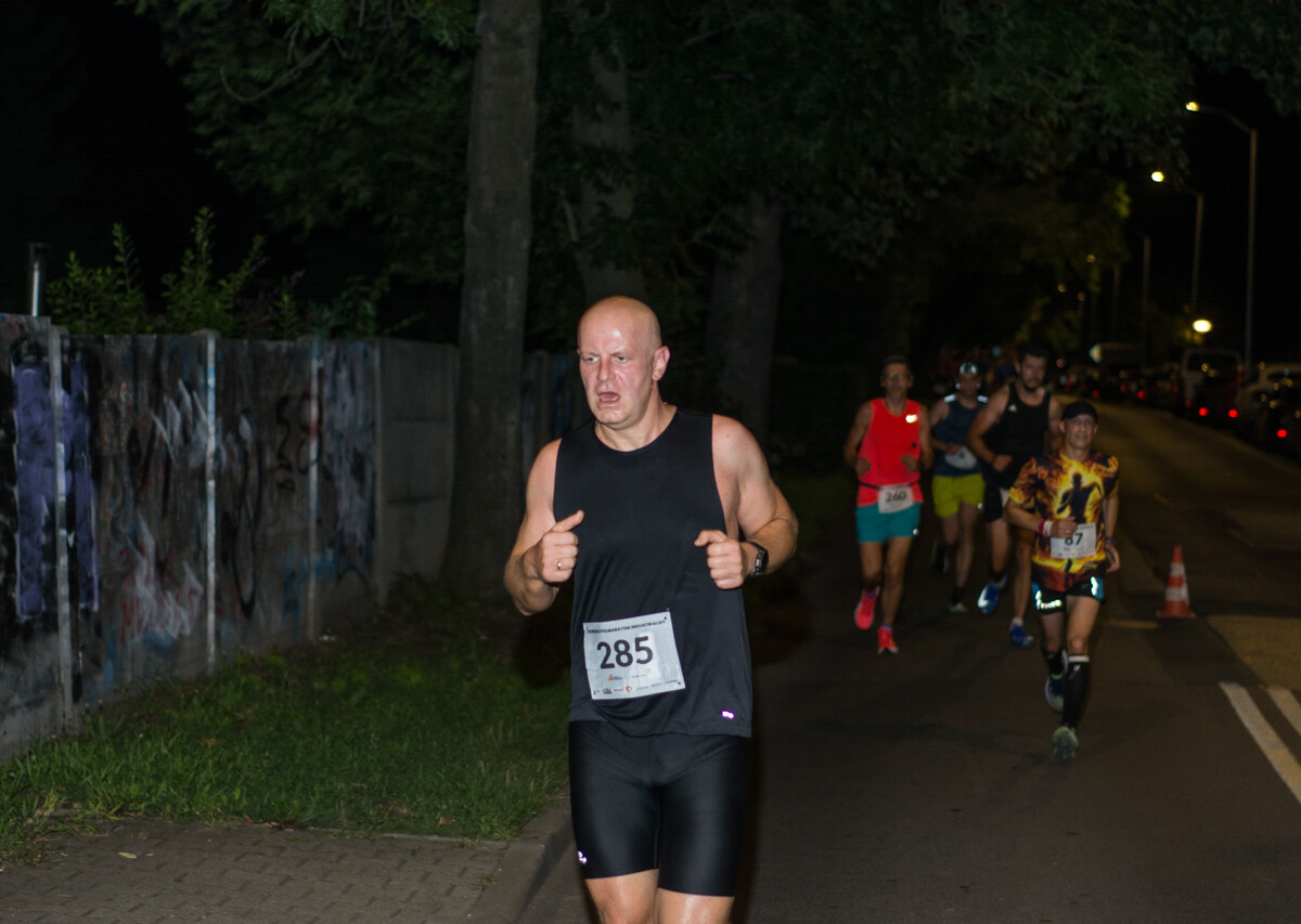 Za nami kolejna odsłona Rudzkiego Półmaratonu Industrialnego, setki uczestników pobiegło nocną porą przez nasze miasto. Byliśmy i my, mamy zdjęcia!