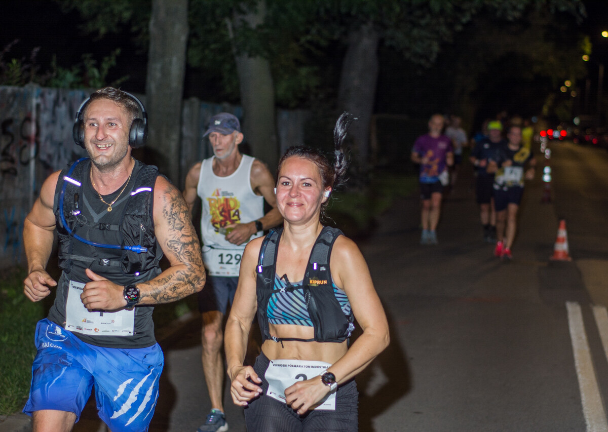 Za nami kolejna odsłona Rudzkiego Półmaratonu Industrialnego, setki uczestników pobiegło nocną porą przez nasze miasto. Byliśmy i my, mamy zdjęcia!