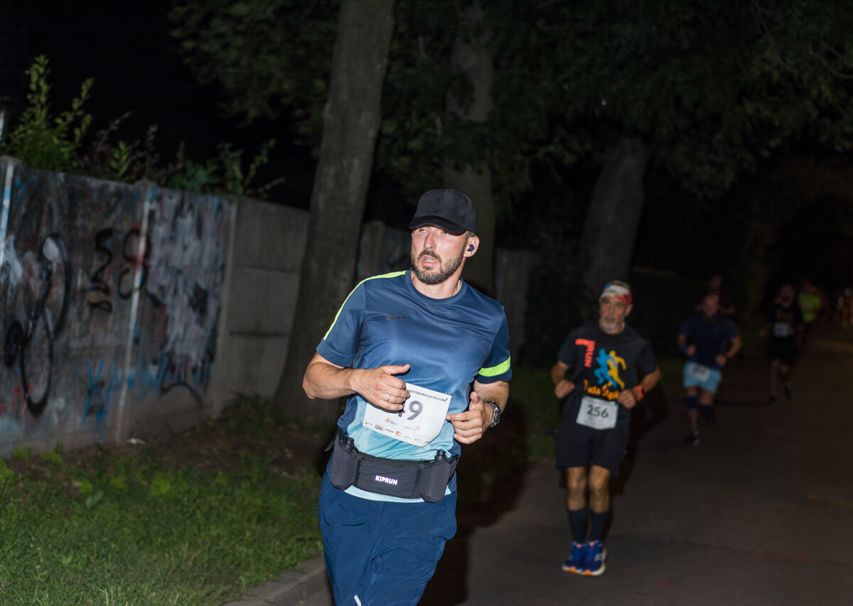 Za nami kolejna odsłona Rudzkiego Półmaratonu Industrialnego, setki uczestników pobiegło nocną porą przez nasze miasto. Byliśmy i my, mamy zdjęcia!