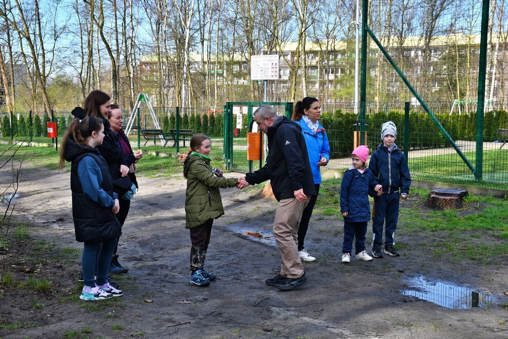 W sobotę, 15 kwietnia, w Rudzie Śląskiej- Halembie zorganizowano akcję „Posadź drzewko z Nadleśnictwem Katowice”. W rejonie halembskiej „Polany” przy ul. Konstantego Ildefonsa Gałczyńskiego posadzono aż 850 sadzonek. Zobaczcie, jak przebiegała akcja!