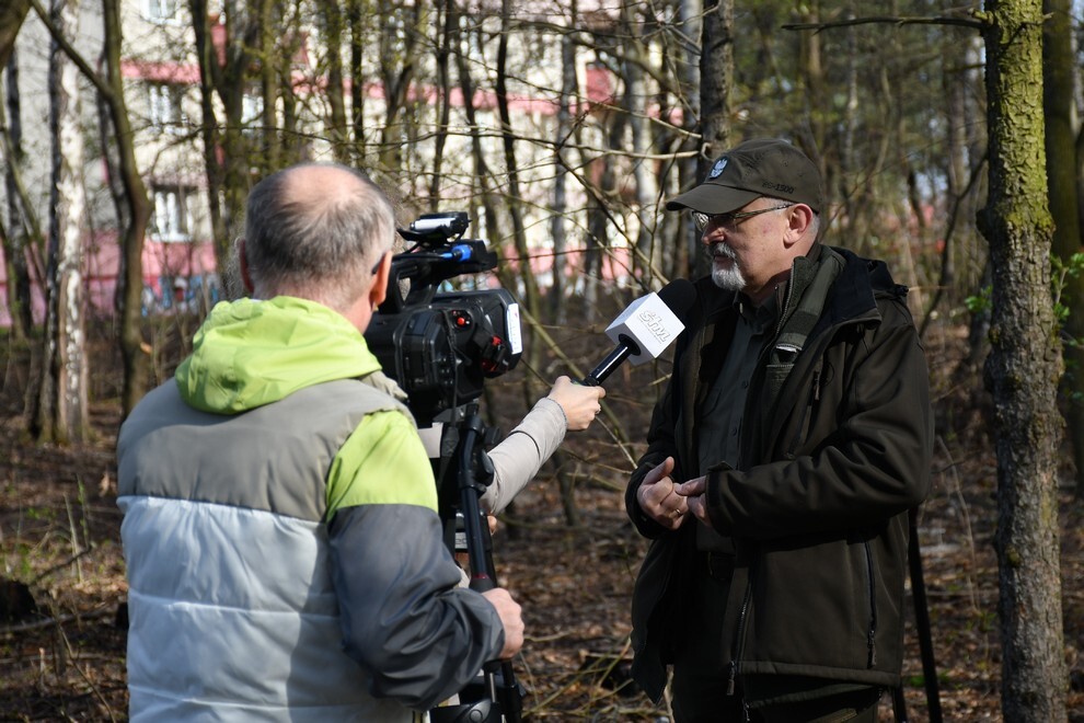 W sobotę, 15 kwietnia, w Rudzie Śląskiej- Halembie zorganizowano akcję „Posadź drzewko z Nadleśnictwem Katowice”. W rejonie halembskiej „Polany” przy ul. Konstantego Ildefonsa Gałczyńskiego posadzono aż 850 sadzonek. Zobaczcie, jak przebiegała akcja!