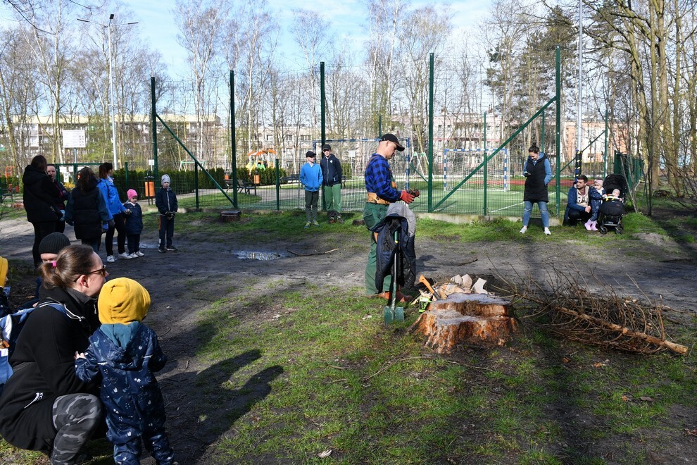 W sobotę, 15 kwietnia, w Rudzie Śląskiej- Halembie zorganizowano akcję „Posadź drzewko z Nadleśnictwem Katowice”. W rejonie halembskiej „Polany” przy ul. Konstantego Ildefonsa Gałczyńskiego posadzono aż 850 sadzonek. Zobaczcie, jak przebiegała akcja!