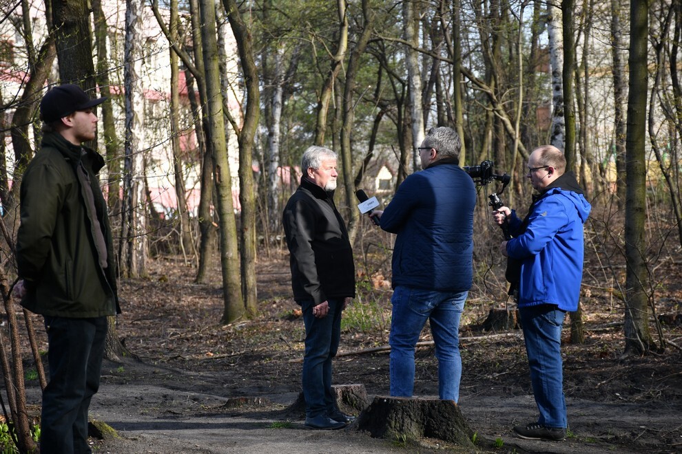 W sobotę, 15 kwietnia, w Rudzie Śląskiej- Halembie zorganizowano akcję „Posadź drzewko z Nadleśnictwem Katowice”. W rejonie halembskiej „Polany” przy ul. Konstantego Ildefonsa Gałczyńskiego posadzono aż 850 sadzonek. Zobaczcie, jak przebiegała akcja!