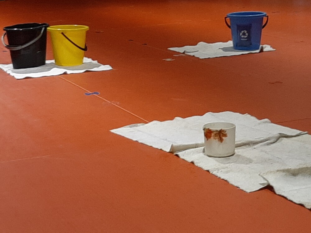 Zamiast naprawy dachu - wiadra na deszczówkę - tak z obfitymi opadami deszczu radzi sobie Szkoła Podstawowa nr 16 w Rudzie Śląskiej. W sali gimnastycznej szkoły przecieka dach. Dyrekcja placówki od kilku lat stara się o środki na remont dachu. Przedstawiciele magistratu twierdzą jednak, że pieniędzy na ten cel w kasie miasta nie ma.