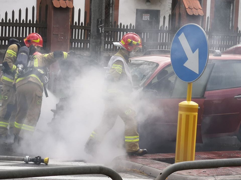 We wtorek (28 kwietnia) w Bielszowicach na ulicy Edmunda Kokota zapalił się jadący samochód. Był to samozapłon. Na szczęście nikt nie ucierpiał w tym zdarzeniu.

fot. Wiktor Ś.