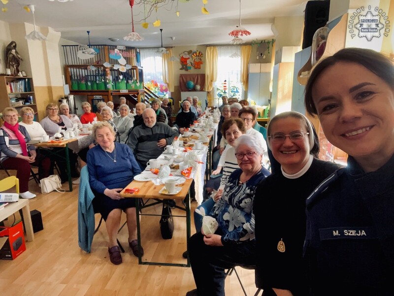 Seniorzy uczą się, jak chronić się przed oszustami – trwa kampania "Fałszywa Tożsamość"