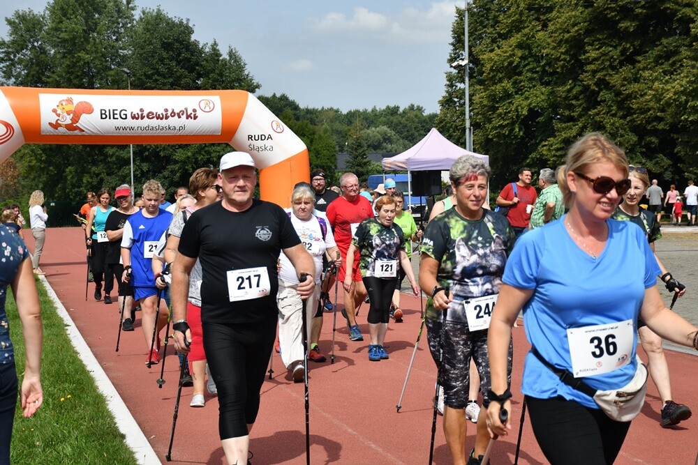 Sierpniowy "Bieg Wiewiórki" za nami. Biegacze i miłośnicy nordic walking po raz kolejny mieli okazję wziąć udział w tym popularnym biegu.

fot. Jacek Knapik