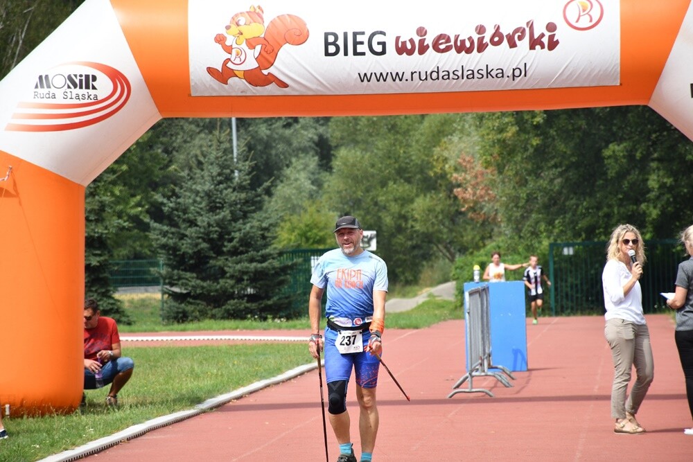Sierpniowy "Bieg Wiewiórki" za nami. Biegacze i miłośnicy nordic walking po raz kolejny mieli okazję wziąć udział w tym popularnym biegu.

fot. Jacek Knapik