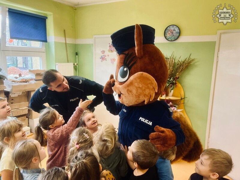 Sierżant Ruda pomaga przedszkolakom zrozumieć zasady bezpieczeństwa