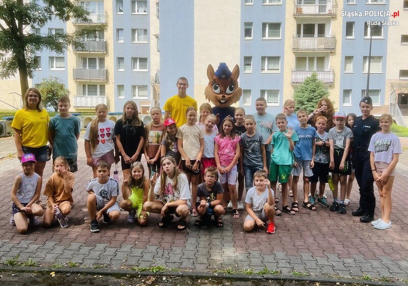 Sierżant Ruda uczy dzieci na półkoloniach