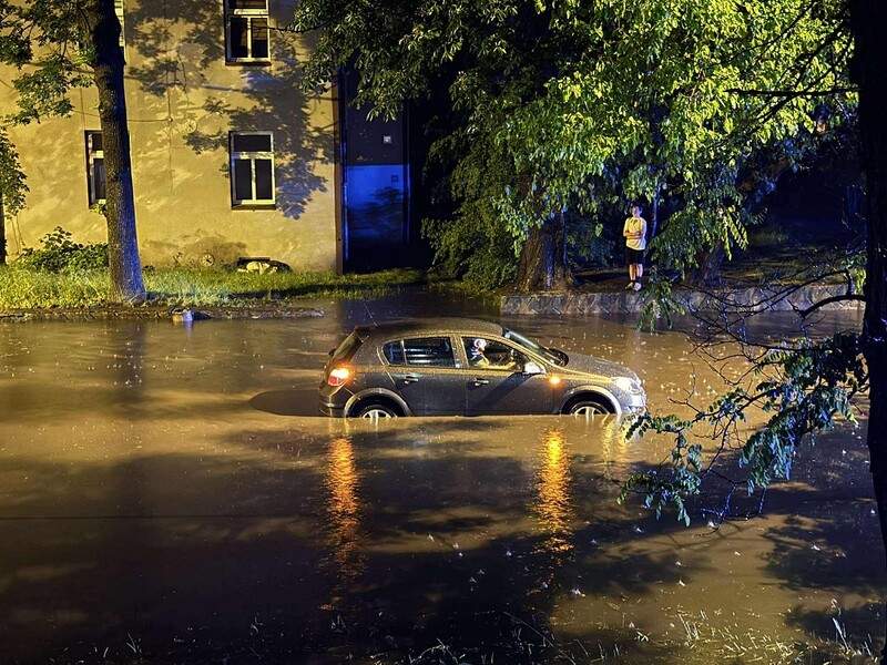 Silny wiatr i ulewy nad Rudą Śląską. Strażacy interweniowali 13 razy [FOTO]