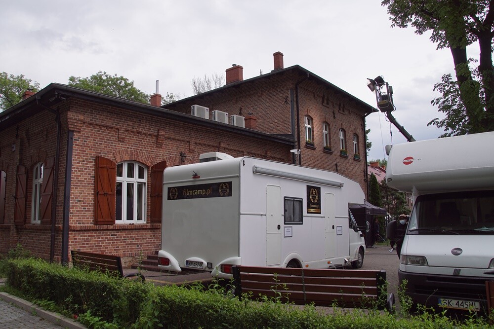 Rudzka Kuźnica zamieniła się w plan filmowy!Dzisiaj i jutro przy ul. Jana III Sobieskiego kręcone są sceny do filmu "Skarbek" w reżyserii Tomasza Jurkiewicza.