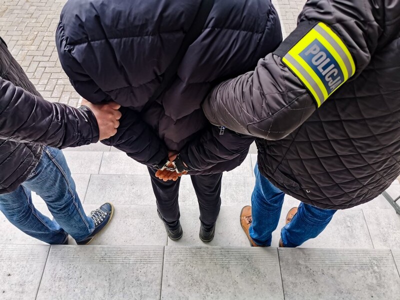 Sklepowy złodziej zatrzymany w Halembie – wrócił po łup, a na miejscu czekali policjanci