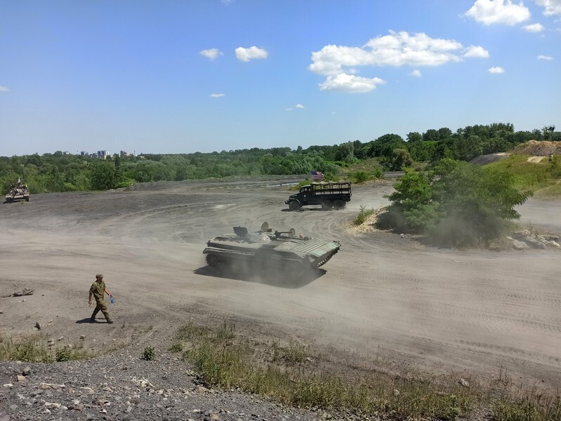 Śląskie Manewry 2021 trwają! Po raz kolejny w dzielnicy Szombierki w Bytomiu odbywa się zlot pojazdów militarnych i fanów militariów. Śląskie Manewry 2021, bo o nich mowa, przyciągają miłośników historii z całego województwa. W tym roku impreza odbywa się już po raz szesnasty! Uczestniczą w nich także mieszkańcy Rudy Śląskiej. Co w programi