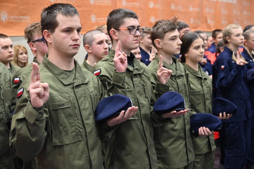 Ślubowanie klas pierwszych mundurowych/fot. FB Michał Pierończyk