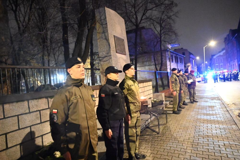 Ślubowanie klas pierwszych mundurowych/fot. FB Michał Pierończyk