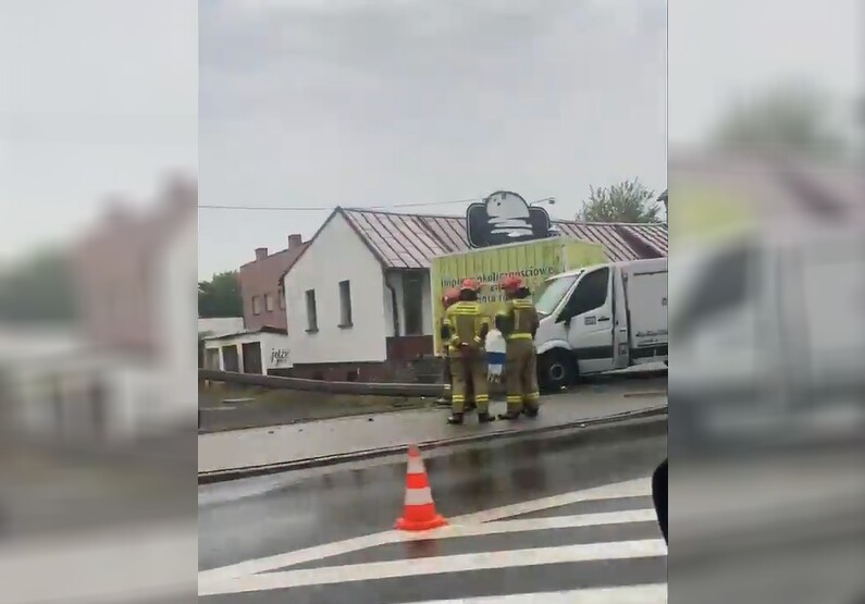 Słup oświetleniowy runął na zaparkowany samochód. Kolizja w ciągu ul. 1 Maja