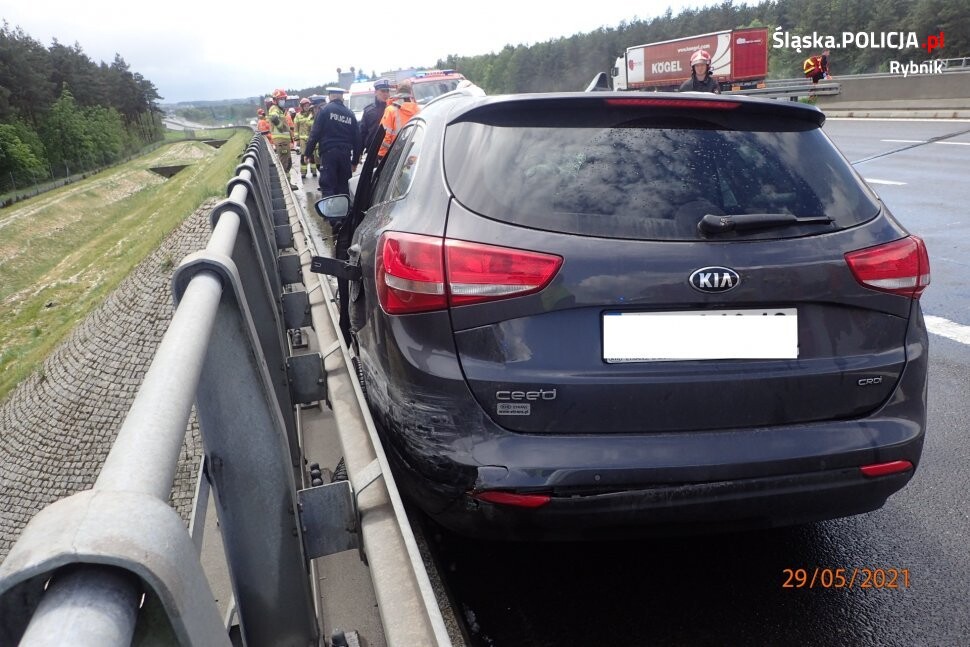 42-letni mieszkaniec Rudy Śląskiej zginął w tragicznym wypadku na drodze. Ze wstępnych ustaleń policjantów ruchu drogowego wynika, że kierowca bmw nie dostosował prędkości do warunków drogowych, stracił panowanie nad pojazdem, w wyniku czego zjechał na prawo i uderzył w samochód marki kia ceed, należący do rudzianina.