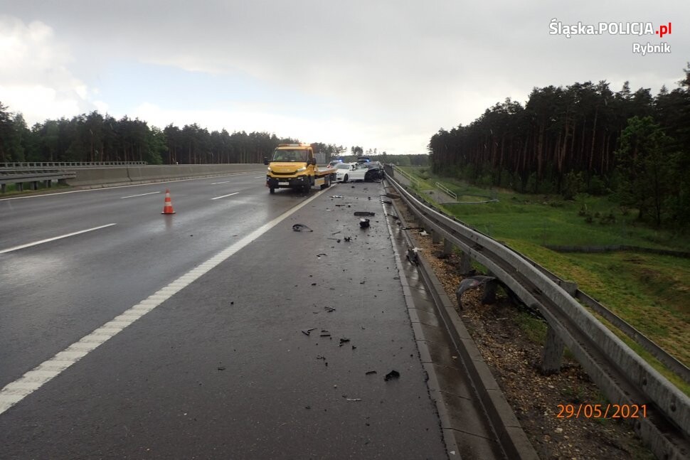 42-letni mieszkaniec Rudy Śląskiej zginął w tragicznym wypadku na drodze. Ze wstępnych ustaleń policjantów ruchu drogowego wynika, że kierowca bmw nie dostosował prędkości do warunków drogowych, stracił panowanie nad pojazdem, w wyniku czego zjechał na prawo i uderzył w samochód marki kia ceed, należący do rudzianina.