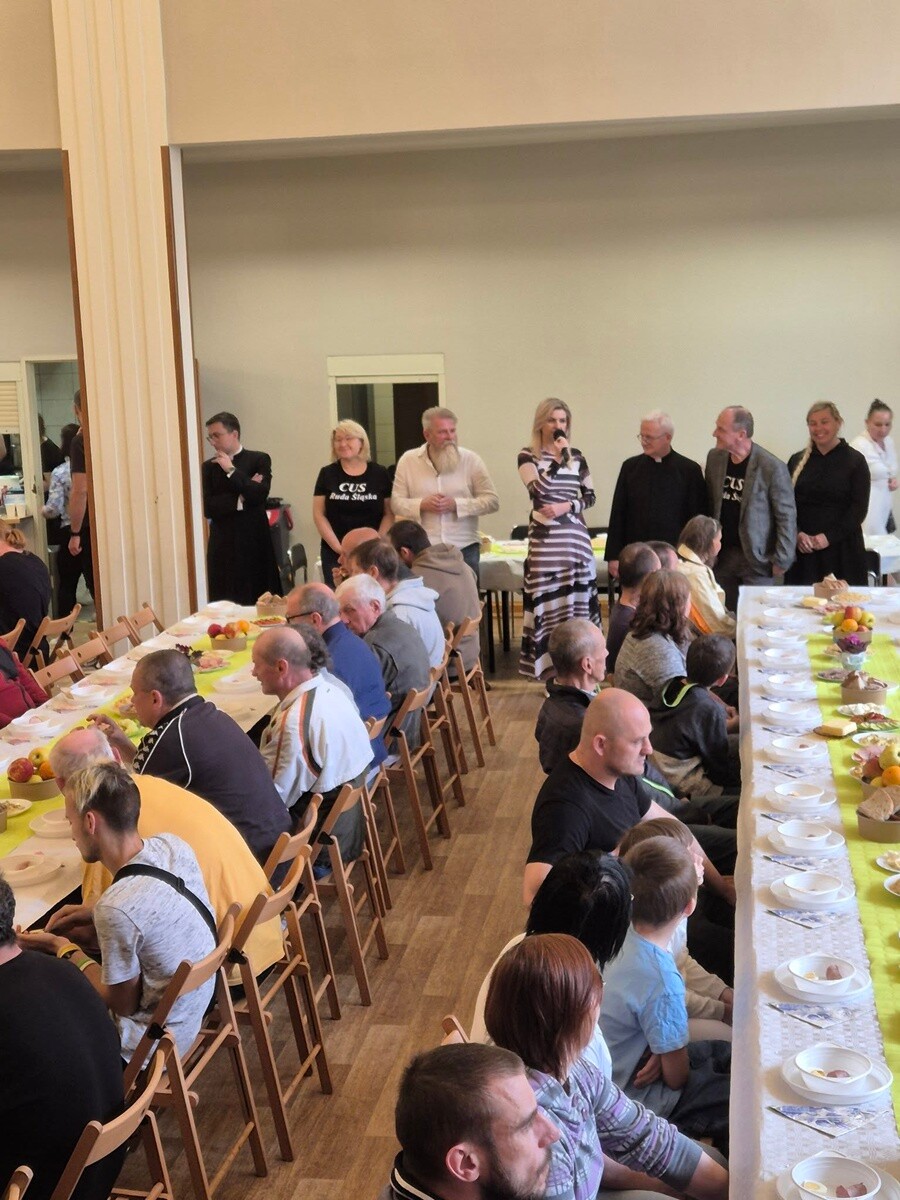 Śniadanie Wielkanocne dla osób potrzebujących. / FOT. UM Ruda Śląska / CUS