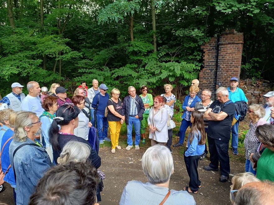 Spacer śladami Ballestremów i Karola Goduli za nami. W czwartek, 10 sierpnia, za sprawą Koło Przewodników Miejskich i Terenowych Górnośląskiego Oddziału PTTK w  Katowicach miłośnicy historii poznali wiele ciekawych opowieści dotyczących dawnych dziejów Rudy Śląskiej i jej mieszkańców.