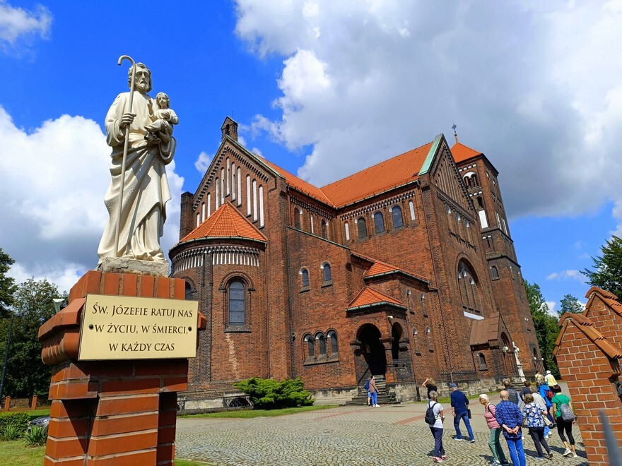 Spacer śladami Ballestremów i Karola Goduli za nami. W czwartek, 10 sierpnia, za sprawą Koło Przewodników Miejskich i Terenowych Górnośląskiego Oddziału PTTK w  Katowicach miłośnicy historii poznali wiele ciekawych opowieści dotyczących dawnych dziejów Rudy Śląskiej i jej mieszkańców.