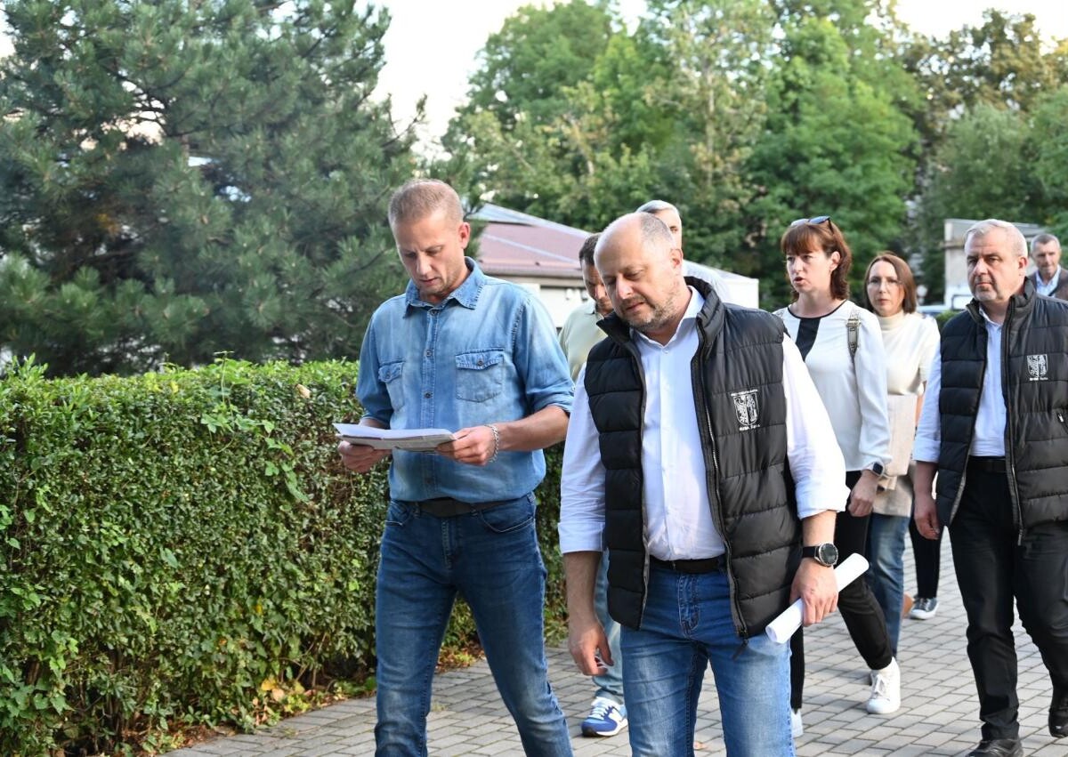 Spacer z mieszkańcami Bielszowic – Michał Pierończyk rozmawial o poprawie bezpieczeństwa /fot. FB Michał Pierończyk