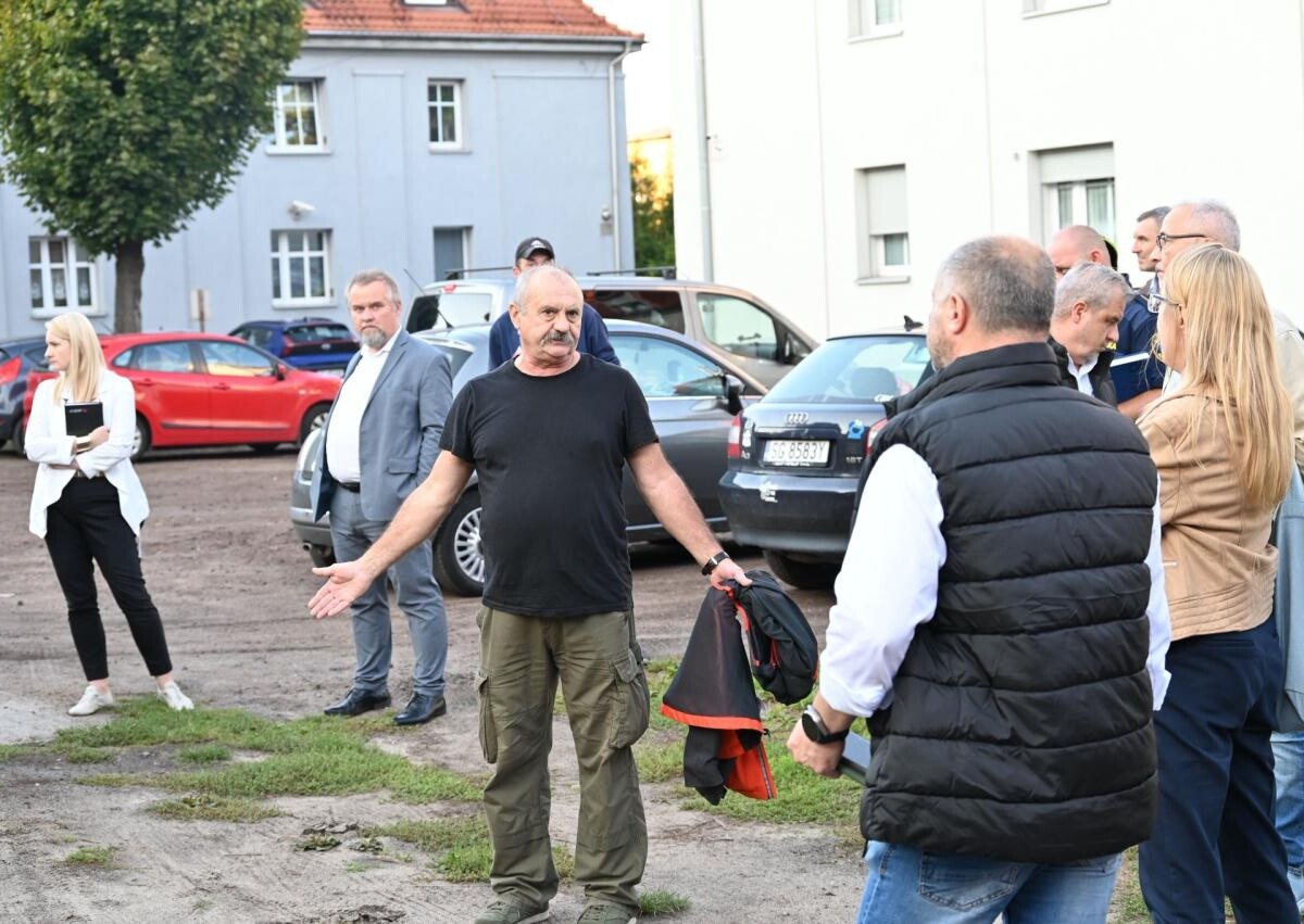 Spacer z mieszkańcami Bielszowic – Michał Pierończyk rozmawial o poprawie bezpieczeństwa /fot. FB Michał Pierończyk