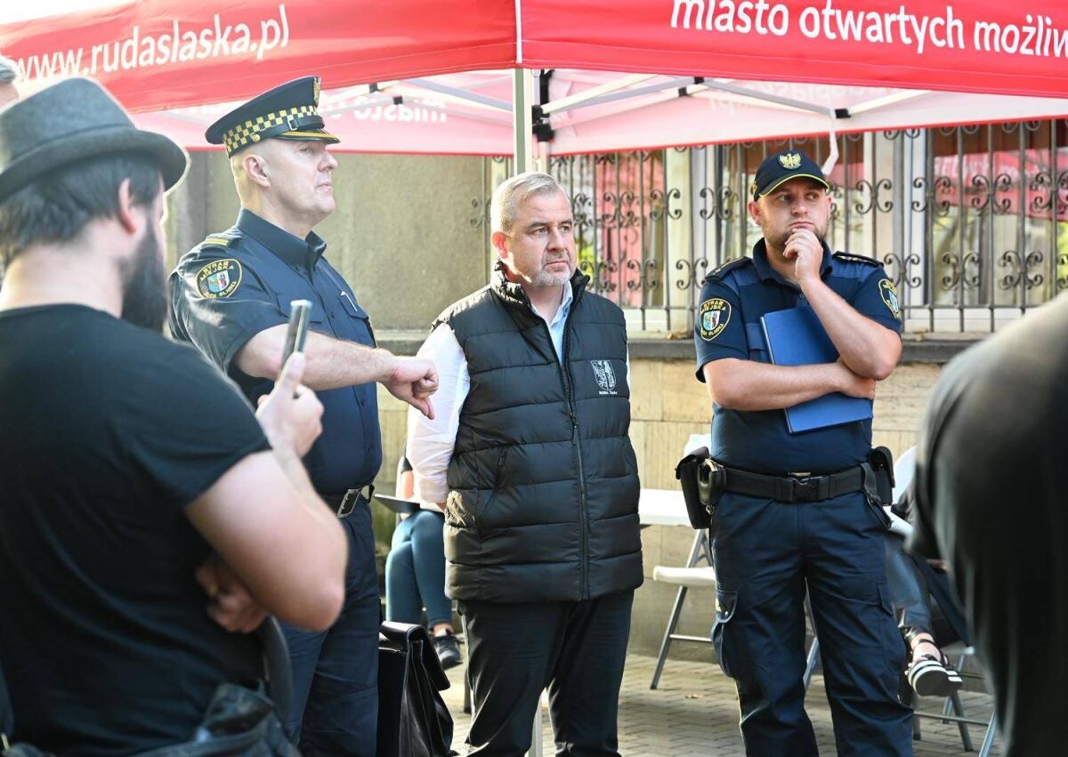 Spacer z mieszkańcami Bielszowic – Michał Pierończyk rozmawial o poprawie bezpieczeństwa /fot. FB Michał Pierończyk