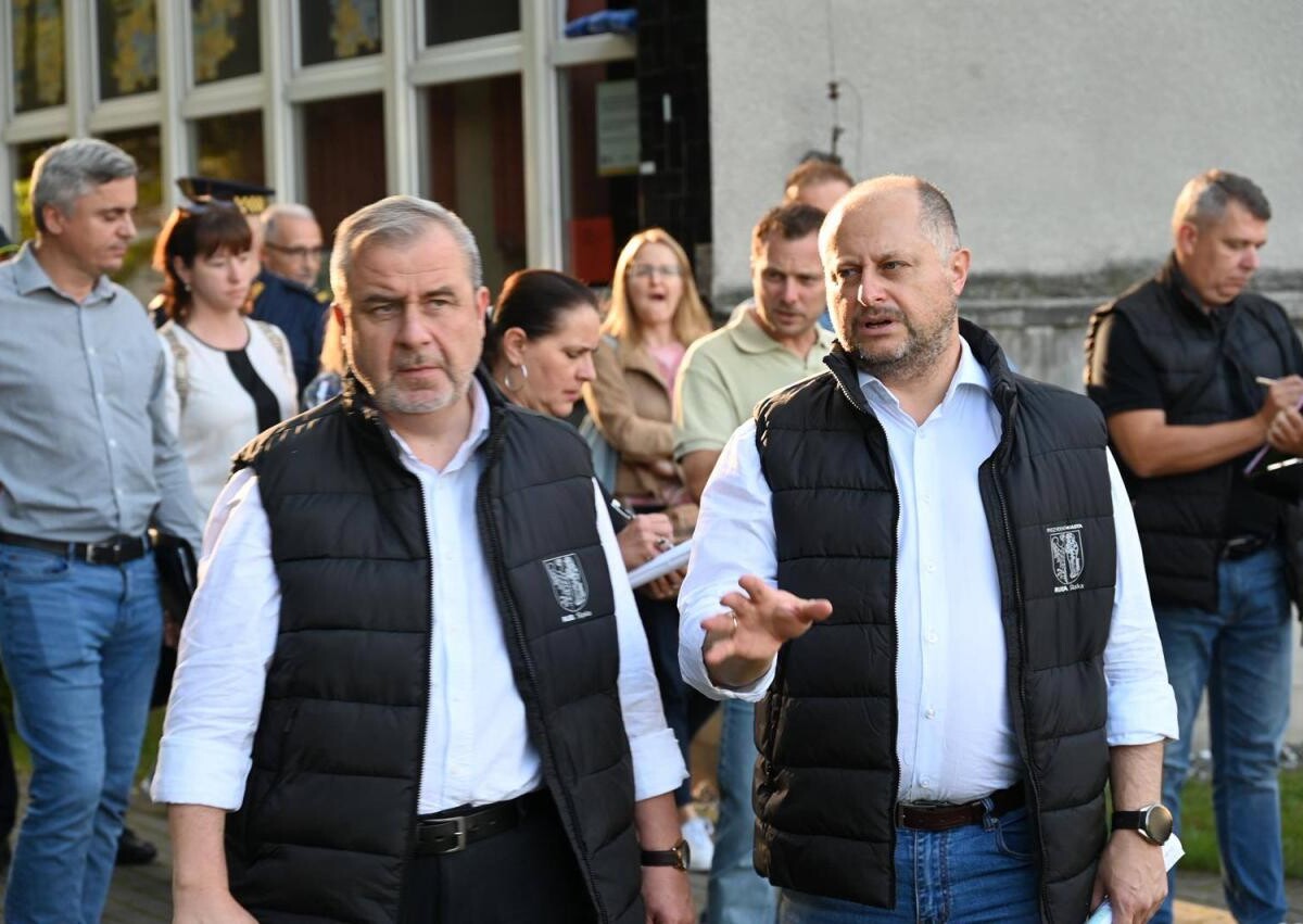 Spacer z mieszkańcami Bielszowic – Michał Pierończyk rozmawial o poprawie bezpieczeństwa /fot. FB Michał Pierończyk