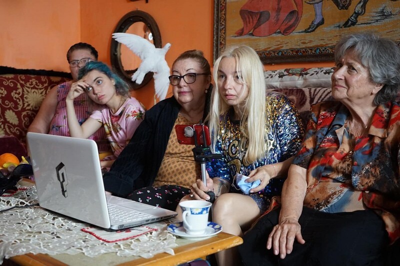 Spektakularny chaos i korporacyjny absurd – nowy film Radu Jude już dziś w kinie Patria!