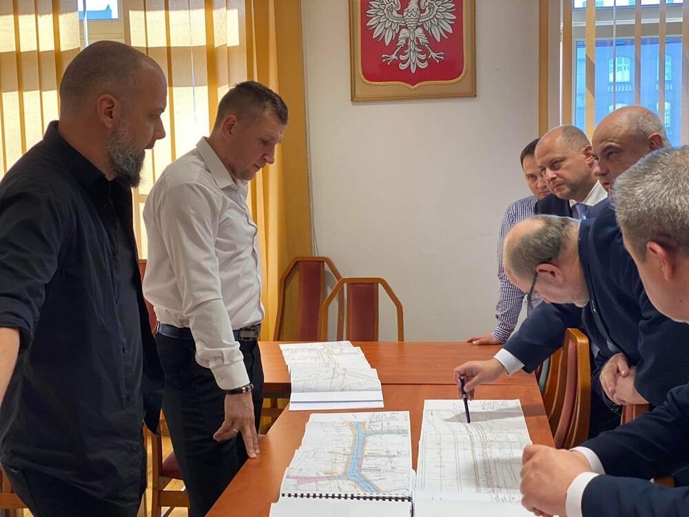 Wczoraj odbyły się dwa spotkania dotyczące wycinki drzew wzdłuż ulicy Wolności w dzielnicy Ruda. Pierwsze z nich odbyło się w rudzkim magistracie. Uczestniczył w nim m.in. prezydent Michał Pierończyk. Później odbyło się terenowe spotkanie wiceprezydenta Jacka Morka z mieszkańcami. 

fot. UM Ruda Śląska