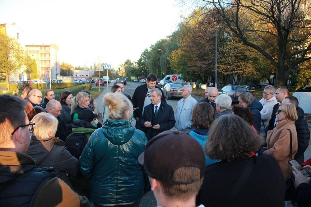 Wczoraj odbyły się dwa spotkania dotyczące wycinki drzew wzdłuż ulicy Wolności w dzielnicy Ruda. Pierwsze z nich odbyło się w rudzkim magistracie. Uczestniczył w nim m.in. prezydent Michał Pierończyk. Później odbyło się terenowe spotkanie wiceprezydenta Jacka Morka z mieszkańcami. 

fot. UM Ruda Śląska