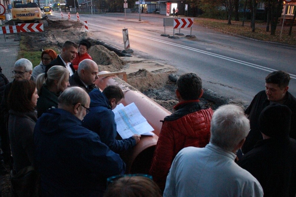 Wczoraj odbyły się dwa spotkania dotyczące wycinki drzew wzdłuż ulicy Wolności w dzielnicy Ruda. Pierwsze z nich odbyło się w rudzkim magistracie. Uczestniczył w nim m.in. prezydent Michał Pierończyk. Później odbyło się terenowe spotkanie wiceprezydenta Jacka Morka z mieszkańcami. 

fot. UM Ruda Śląska