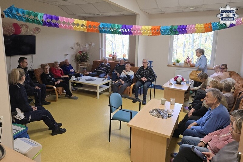 Spotkanie mysłowickich policjantów z seniorami – Bezpieczne porady na Wszystkich Świętych