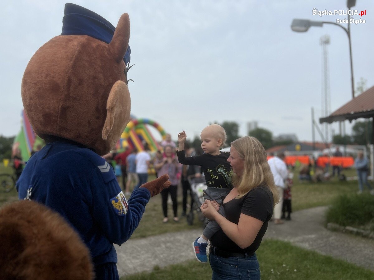 W ostatnim tygodniu policjanci z Rudzkiej Komendy Miejskiej Policji, w tym profilaktyk i dzielnicowi rudzkich komisariatów, mieli bardzo intensywny czas spotkań z dziećmi i młodzieżą / fot. KMP Ruda Śląska