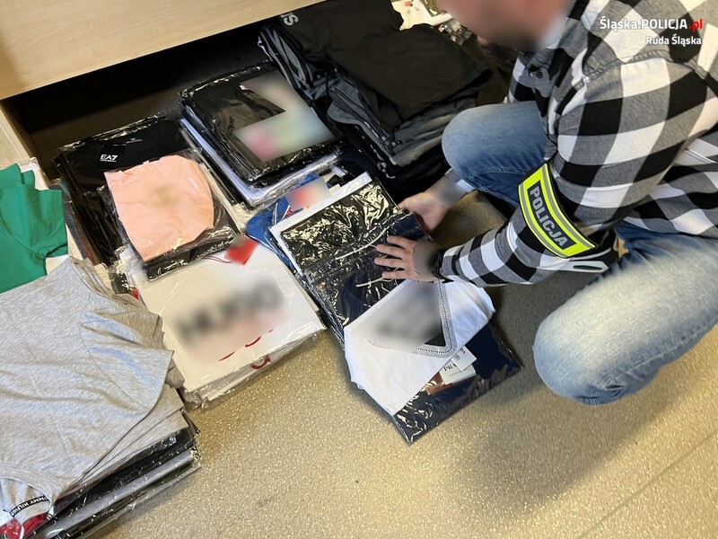 Sprzedawała podróbki odzieży na wireckim targu! Policja zabezpieczyła 760 sztuk