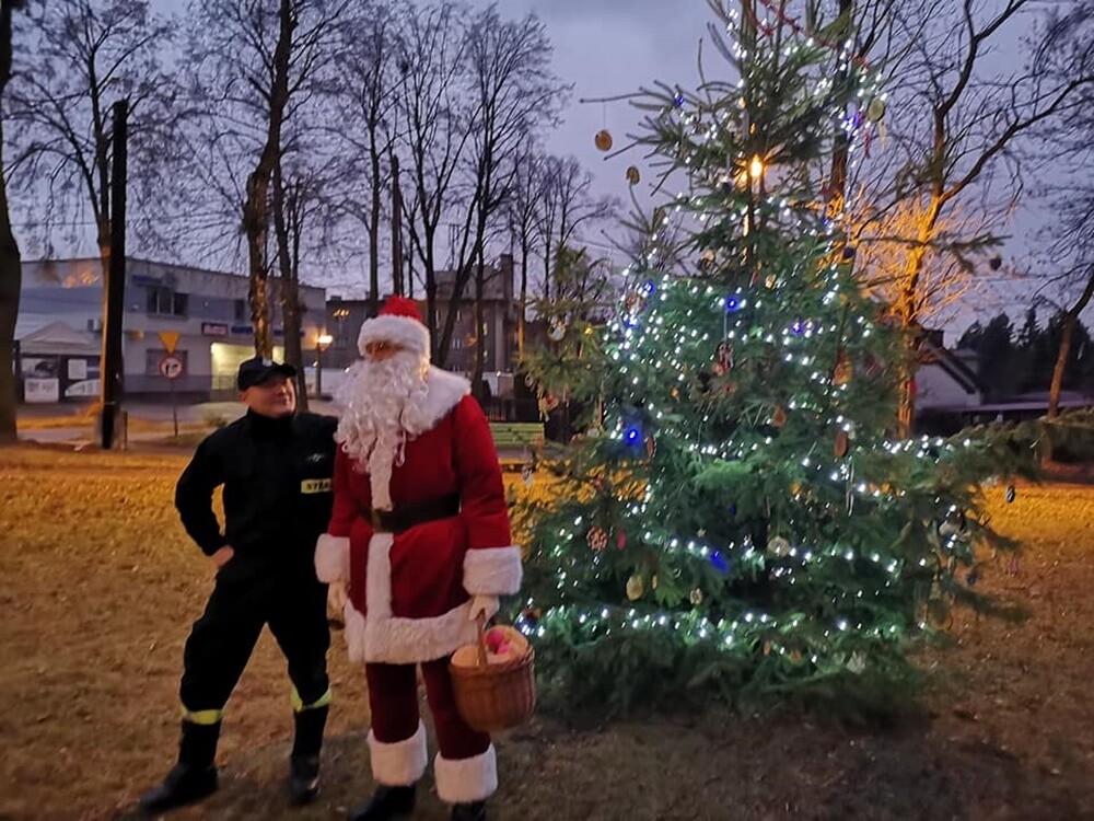 W Kochłowicach czuć już świąteczną atmosferę! Z inicjatywy Stowarzyszenia Lepsze Kochłowice. Lepsza Ruda Śląska, Fundacji Aktywni My i Grupy Serca Razem na kochłowickich plantach, w rodzinnej atmosferze, mieszkańcy miasta ubierali świąteczne drzewko.