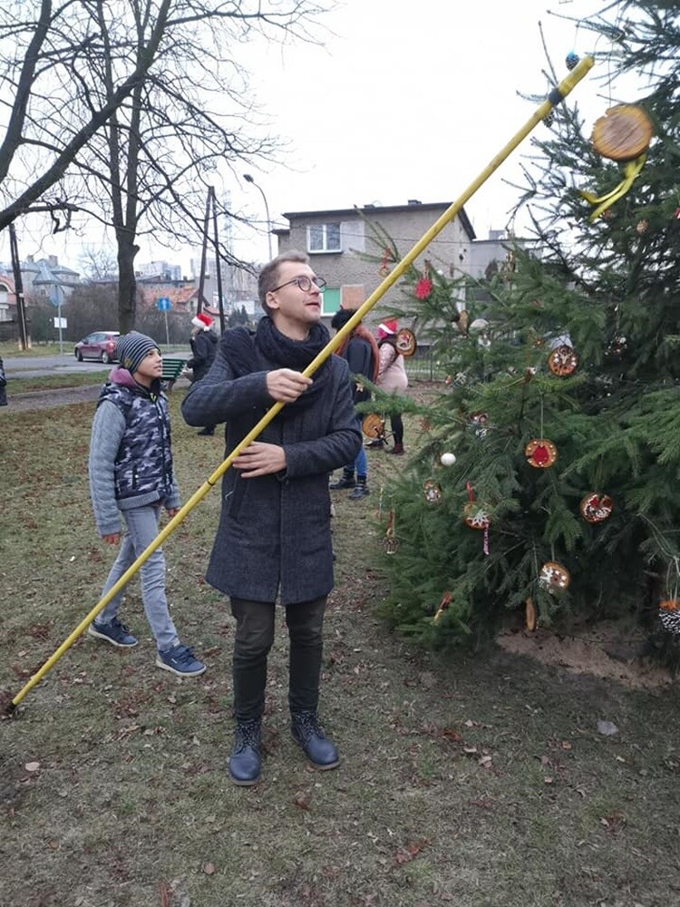 W Kochłowicach czuć już świąteczną atmosferę! Z inicjatywy Stowarzyszenia Lepsze Kochłowice. Lepsza Ruda Śląska, Fundacji Aktywni My i Grupy Serca Razem na kochłowickich plantach, w rodzinnej atmosferze, mieszkańcy miasta ubierali świąteczne drzewko.