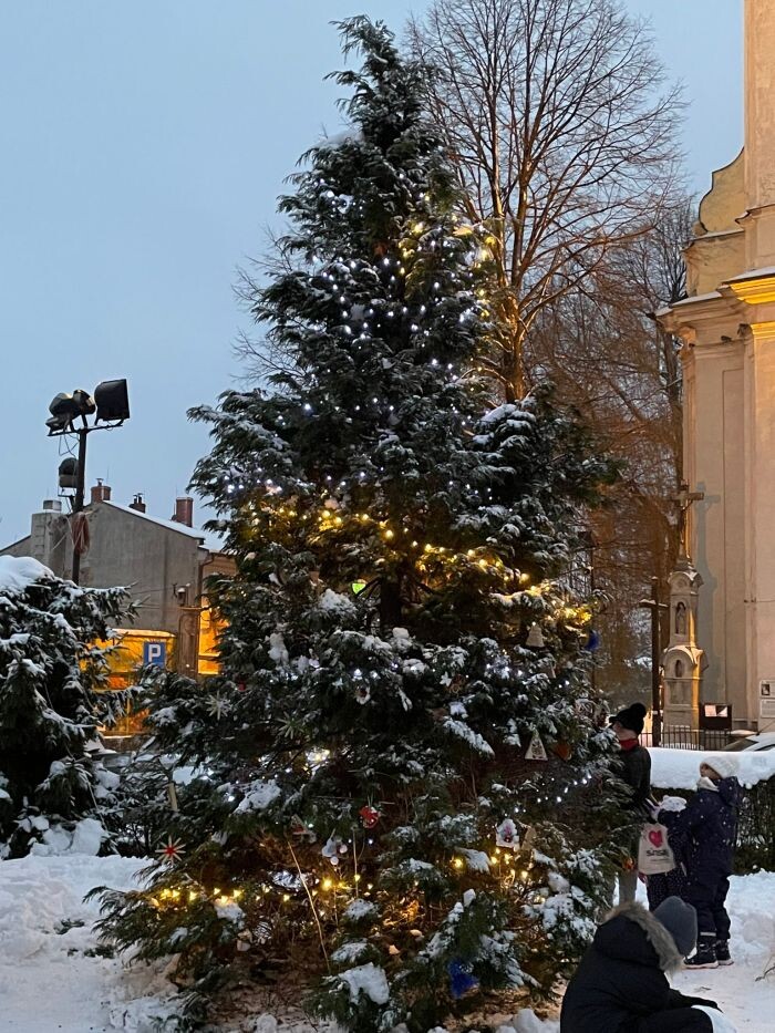 Magiczne Święta w Kochłowicach - strojenie choinki przed Sanktuarium