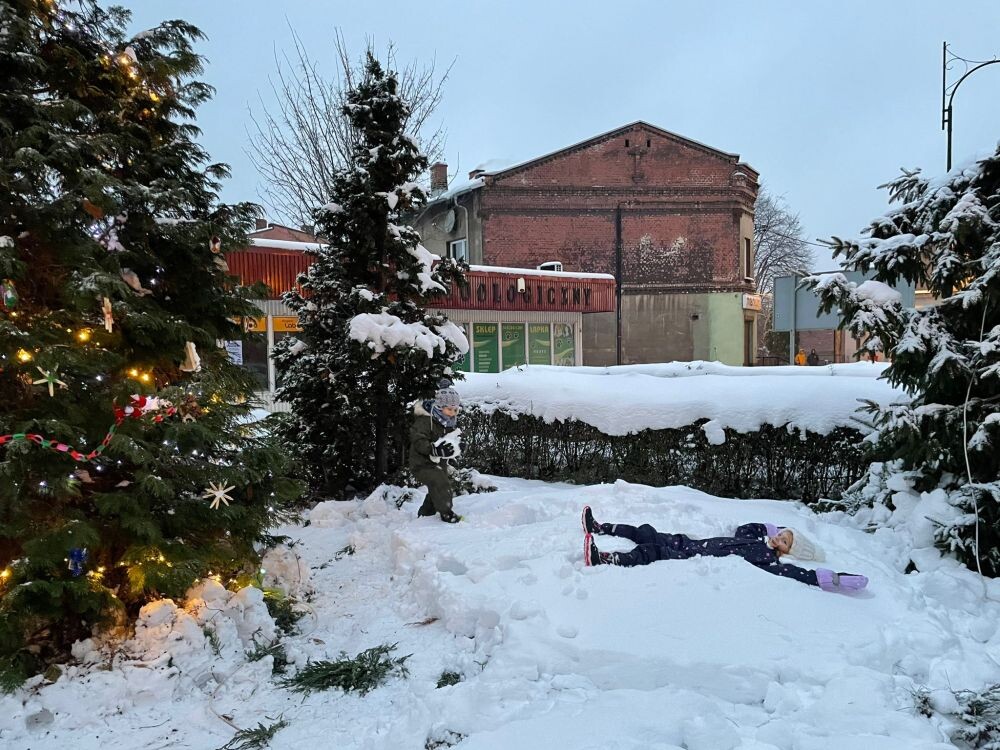 Magiczne Święta w Kochłowicach - strojenie choinki przed Sanktuarium