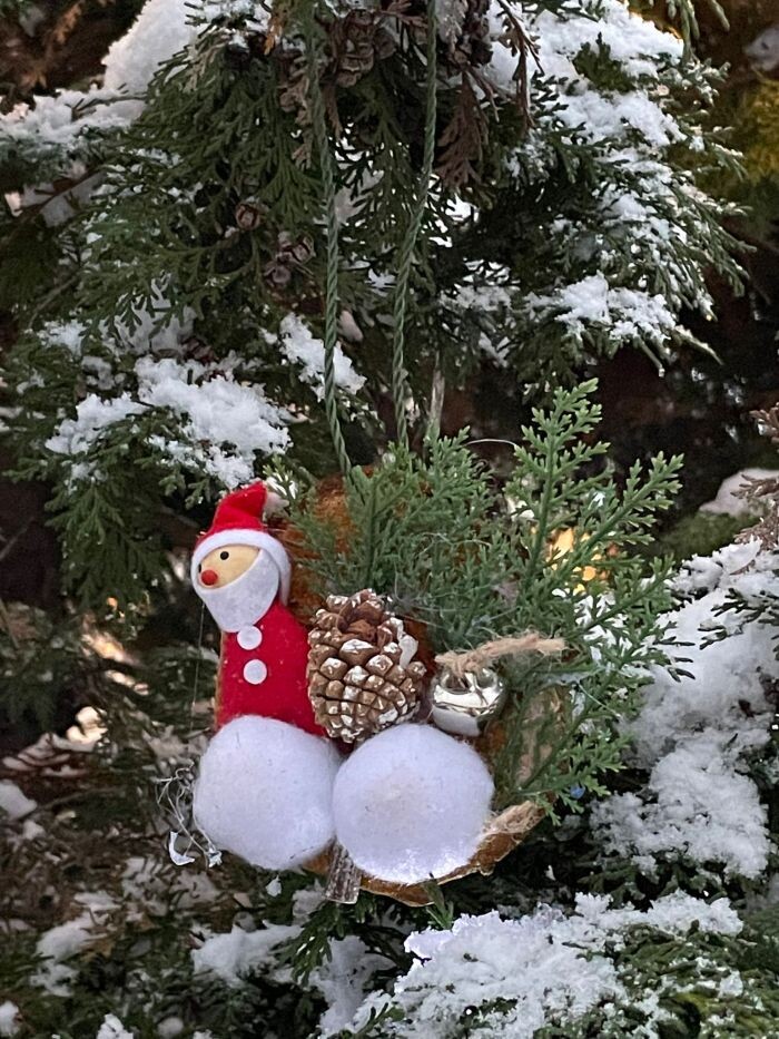 Magiczne Święta w Kochłowicach - strojenie choinki przed Sanktuarium