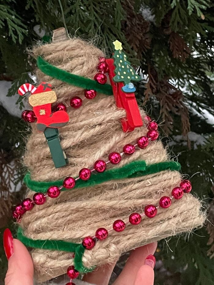 Magiczne Święta w Kochłowicach - strojenie choinki przed Sanktuarium