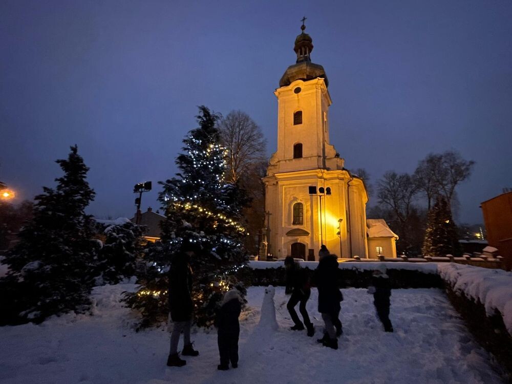 Magiczne Święta w Kochłowicach - strojenie choinki przed Sanktuarium