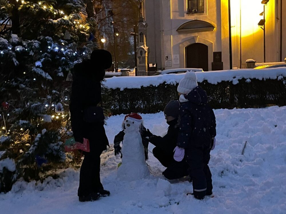 Magiczne Święta w Kochłowicach - strojenie choinki przed Sanktuarium