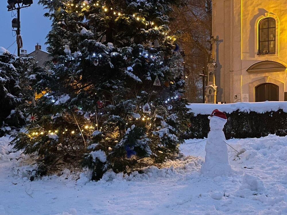 Magiczne Święta w Kochłowicach - strojenie choinki przed Sanktuarium